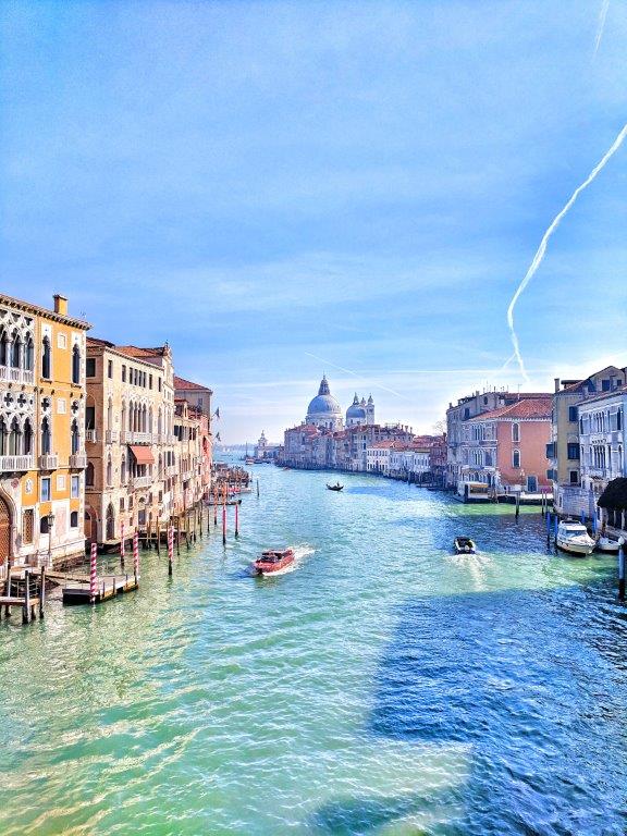 Paseo en góndola en Venecia durante la primavera