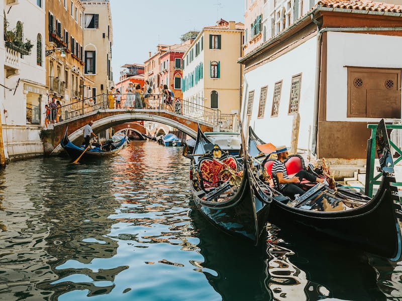 Paseo en góndola por los canales de Venecia: experiencia romántica clásica
