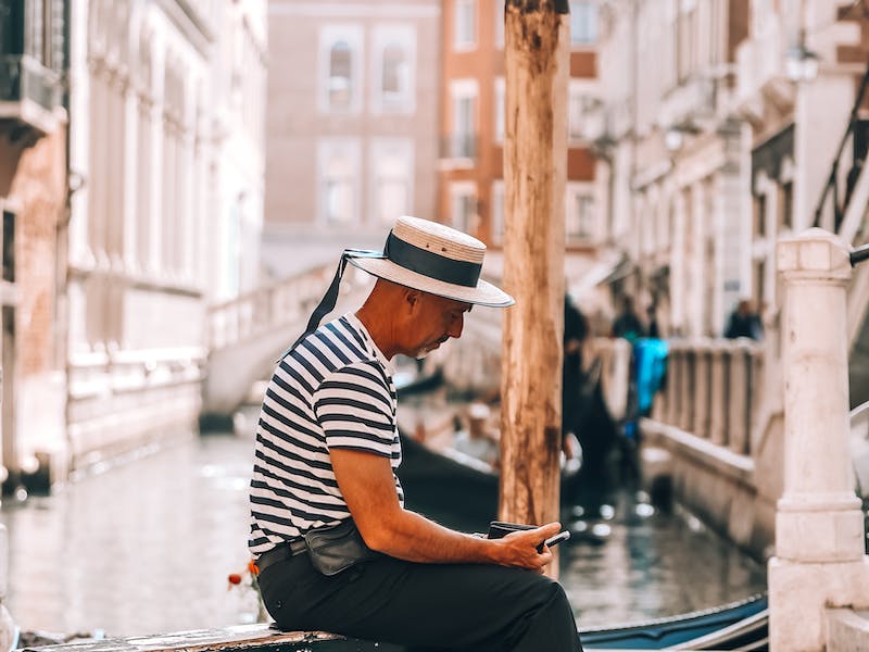 Paseo en góndola en Venecia: gondolero y canales de la ciudad