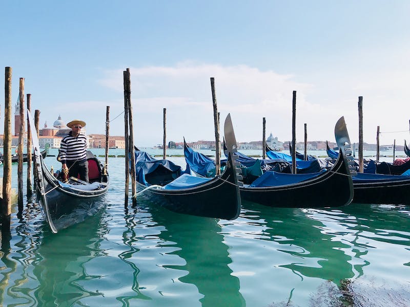 Paseo en góndola por los canales de Venecia en un día soleado